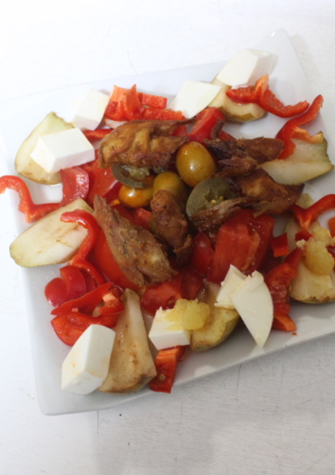 Una foto de Ensalada de pimiento rojo y queso fresco