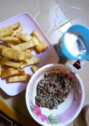 A picture of Fried yam with Egg sauce.