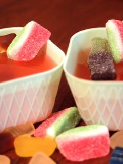 Una foto de Gelatina de naranja con gominolas
