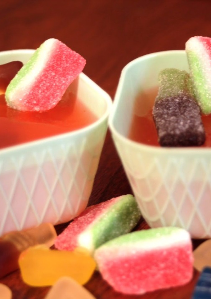 Una foto de Gelatina de naranja con gominolas