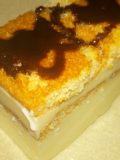Una foto de Postre de crema pastelera y vainillas