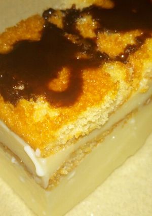 Una foto de Postre de crema pastelera y vainillas