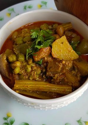 भोगीची भाजी (bhogichi bhaji recipe in marathi) रेसिपी चे मुख्य फोटो