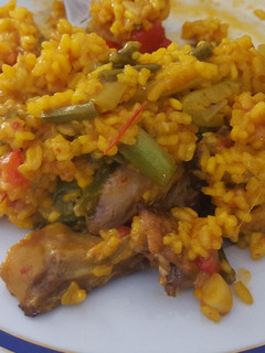 Una foto de Paella de verduras y codorniz