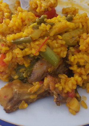 Una foto de Paella de verduras y codorniz