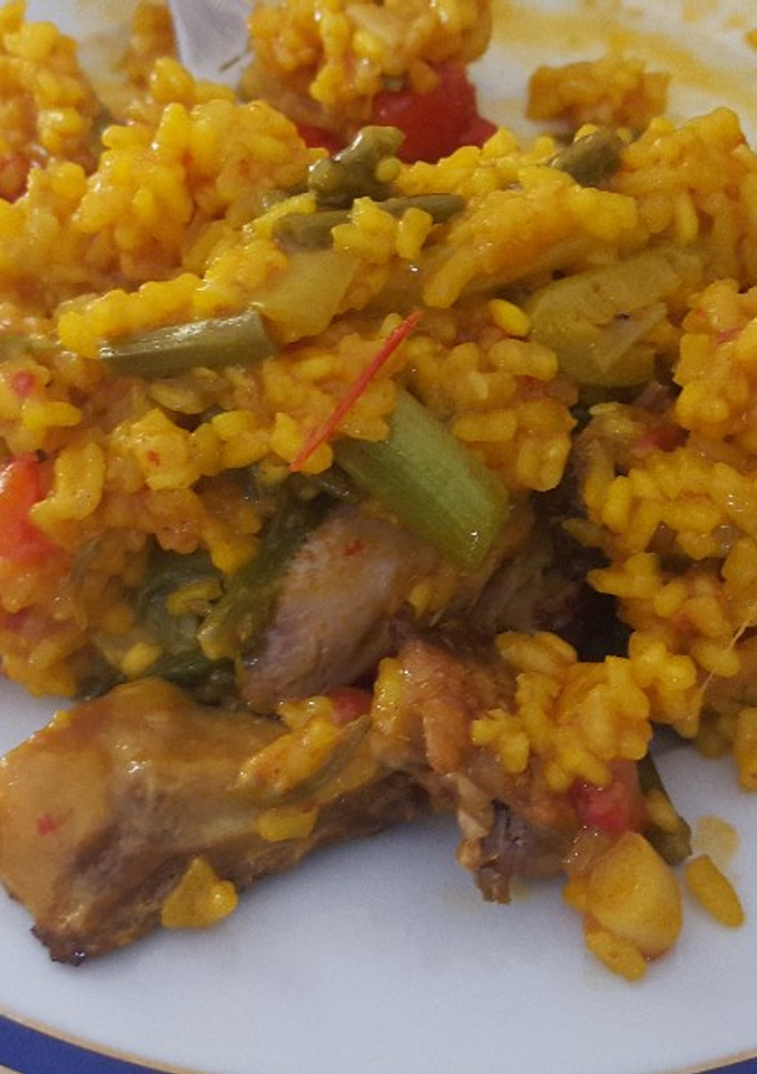Una foto de Paella de verduras y codorniz