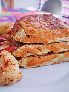 Una foto de Tortilla de boniato y queso