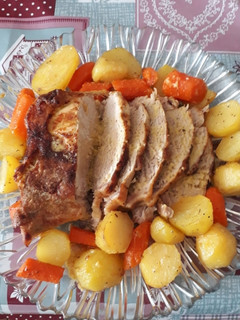 Foto de Lombo suíno assado no forno com batatas e cenouras