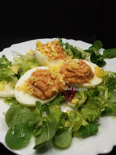 Una foto de Huevos rellenos de pimiento y sardinas