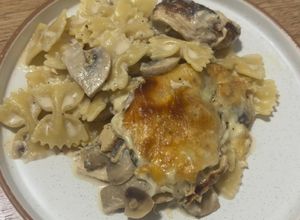 Фото Паста Farfalle з куркою, грибами та сиром.