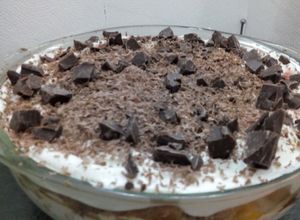 Una foto de Trifle postre Inglés a mi manera durazno y Chocolate