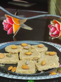 સુખડી (Sukhdi Recipe In Gujarati) રેસીપી મુખ્ય ફોટો