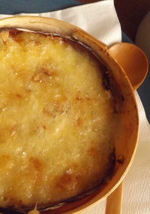Una foto de Queso Mont d´Or con vino blanco y ajo, al horno