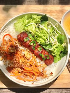 Hình của món Nem lụi (nem nướng).
