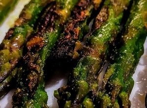 Una foto de ESPÁRRAGOS🎋A La Plancha con Sal...!
