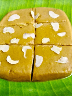 बेसन बर्फी (besan barfi recipe in marathi) रेसिपी चे मुख्य फोटो