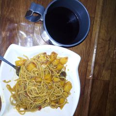 A picture of Sphagetti with Irish potatoes and zobo.