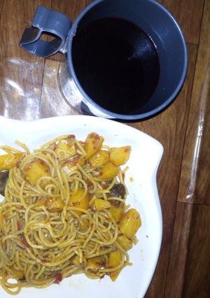 A picture of Sphagetti with Irish potatoes and zobo.