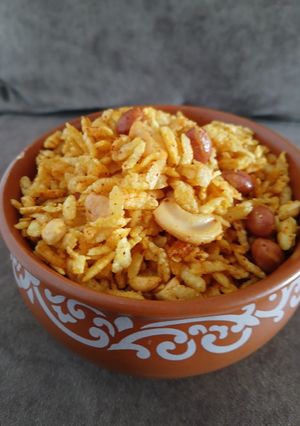 पोहा चिवडा(poha chivda) रेसिपी मुख्य फोटो