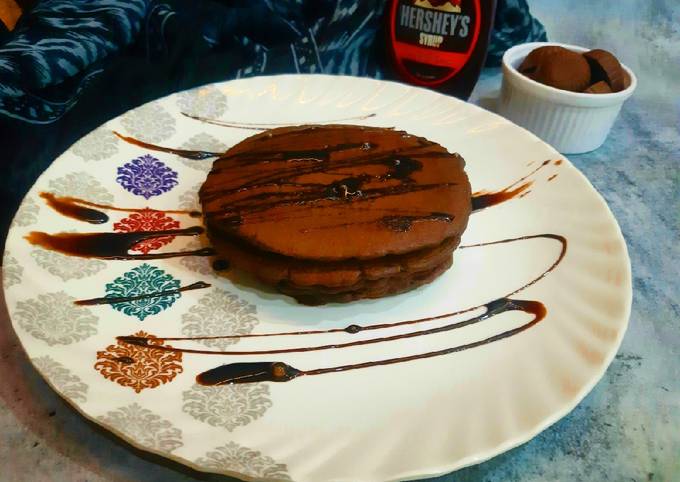 Chocolate whole wheat pancakes (eggless)