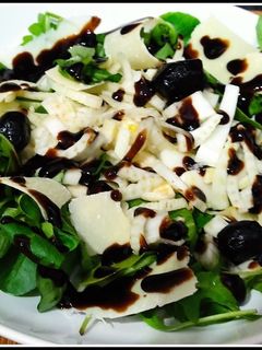 Una foto de Ensalada de hinojo, rúcula y canónigos