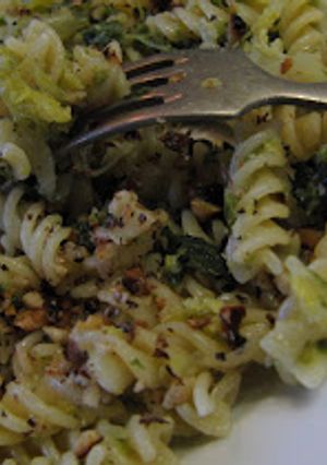 Kelkáposztás fusilli (orsó tészta), pirított dióval recept fotója