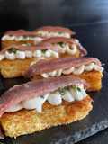 Aperitivo de brioche con queso crema y anchoa