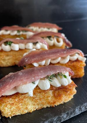 Una foto de Aperitivo de brioche con queso crema y anchoa