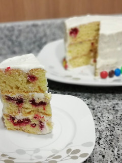 Una foto de Tarta de Vainilla y Frambuesas con relleno de Queso Crema🍰