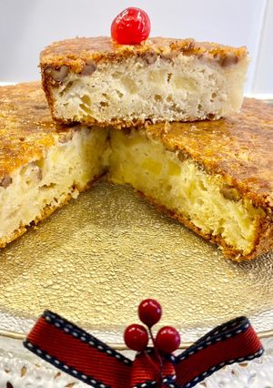 Una foto de Pastel con manzanas, nueces y caramelo
