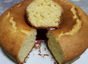 Una foto de Torta económica, matera de cítricos y sémola