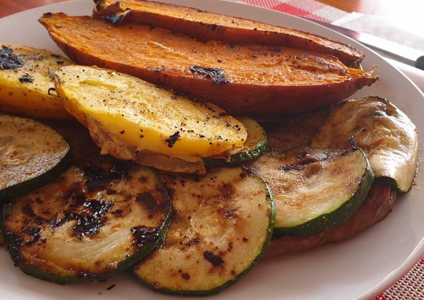Chuleta de cerdo con verduras asadas a la plancha