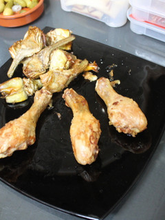 Una foto de Jamoncitos de pollo con alcachofas confitadas