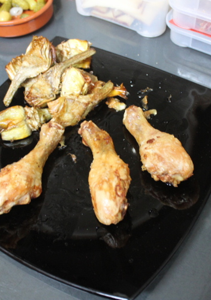 Una foto de Jamoncitos de pollo con alcachofas confitadas
