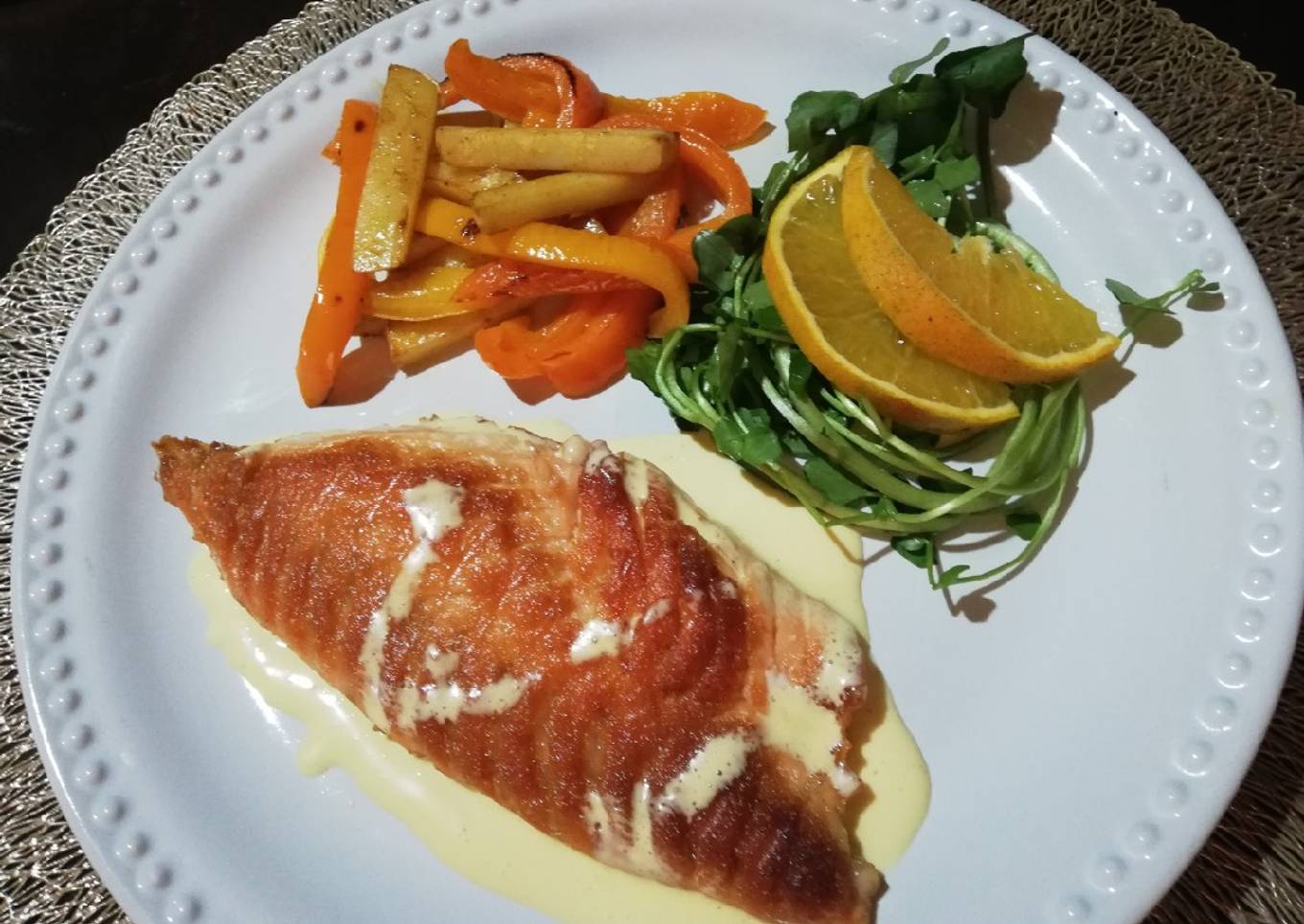 Salmón con salsa holandesa