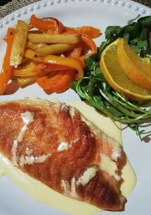 Una foto de Salmón con salsa holandesa