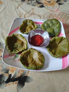 पालक की पूरी (Palak ki puri recipe in hindi) रेसिपी मुख्य फोटो