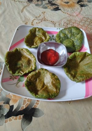पालक की पूरी (Palak ki puri recipe in hindi) रेसिपी मुख्य फोटो