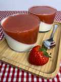 Pannacotta con salsa de fresas