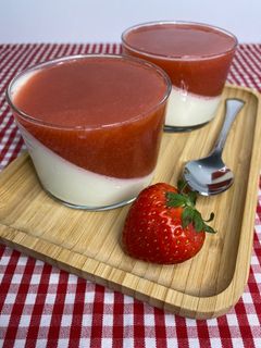 Una foto de Pannacotta con salsa de fresas