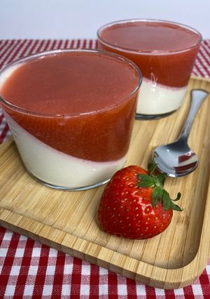 Una foto de Pannacotta con salsa de fresas