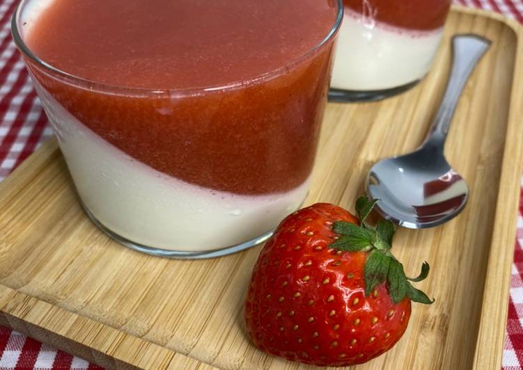 Pannacotta con salsa de fresas