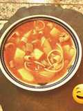 Sopa de macarrão com carne e batatas