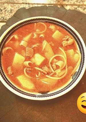 Foto de Sopa de macarrão com carne e batatas
