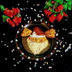 A picture of Santa chapati pizza.
