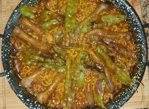 Foto principal de Fideuá de patas de pollo y tirabeques