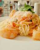 Tallarines con salsa de camarones