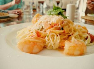 Una foto de Tallarines con salsa de camarones