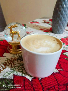 Φωτογραφία της συνταγής Latte Cappuccino με καραμέλα και σιρόπι φράουλας ☕🍓