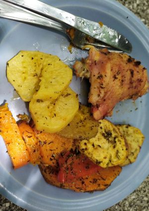 Una foto de Pollo al horno con verduras. Saludable